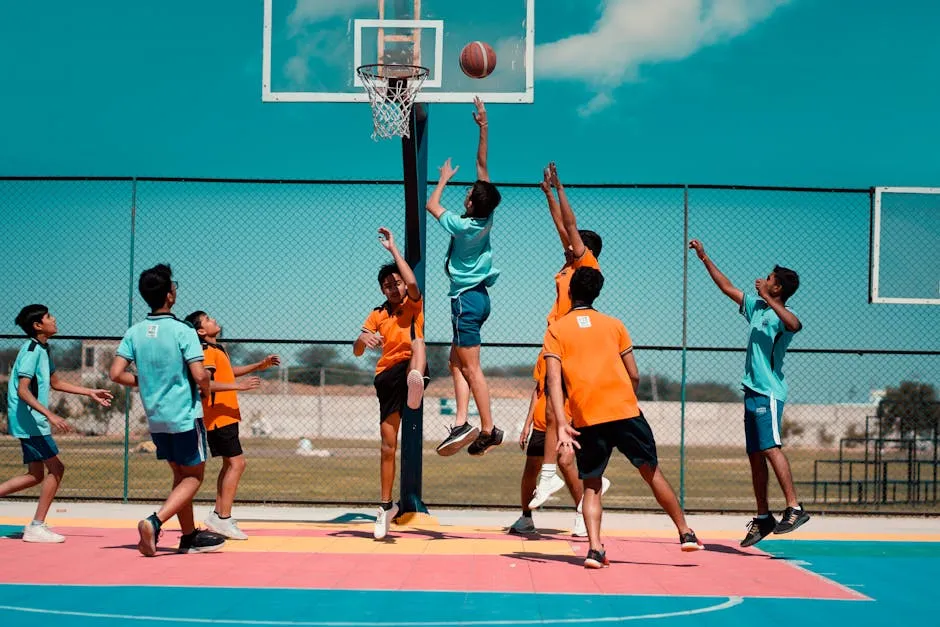 Basketboll në fushë me lojtarë në aksion gjatë ndeshjes