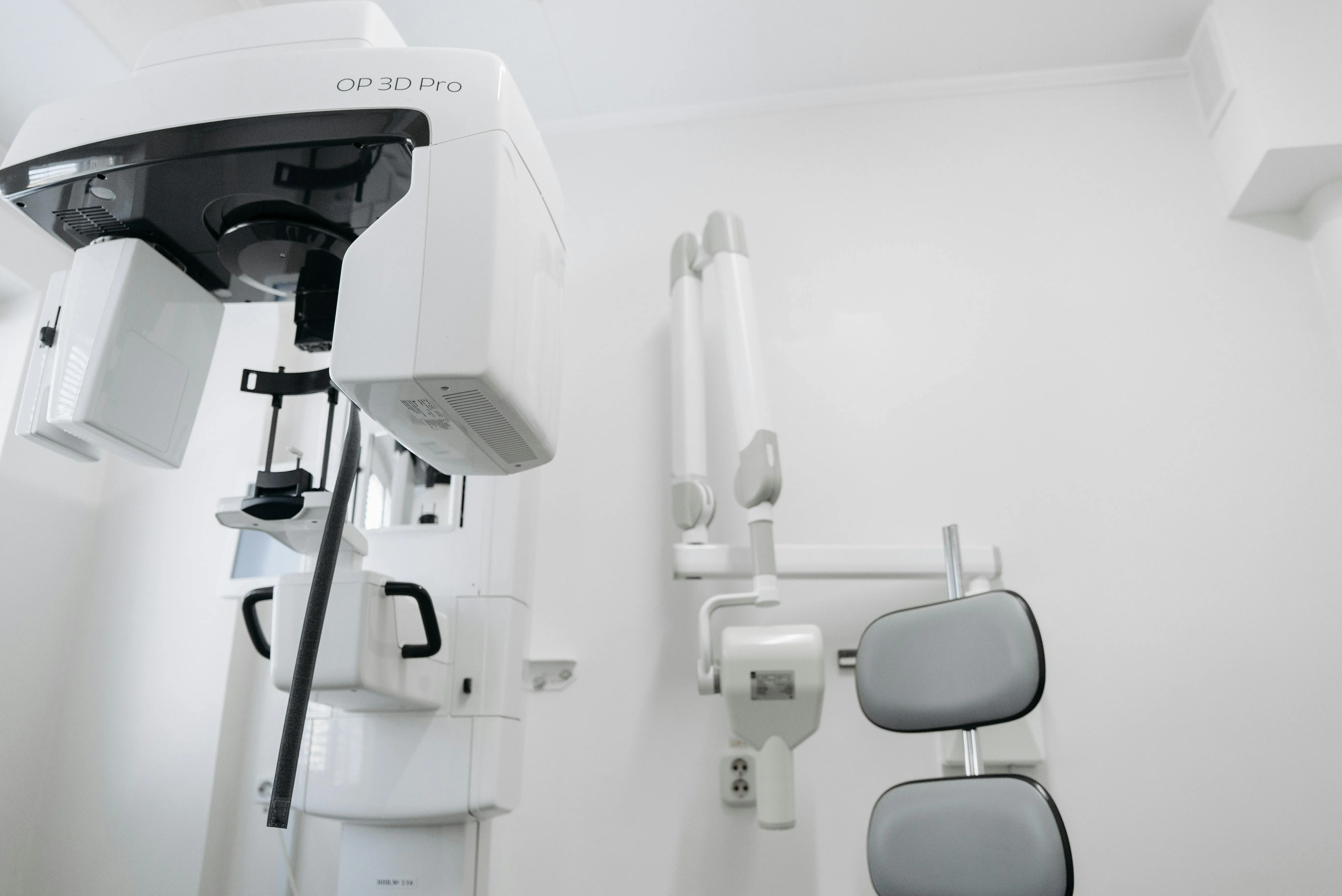 Një makineri moderne panoramike dentare 3D në një klinikë, simbol i teknologjisë së avancuar.