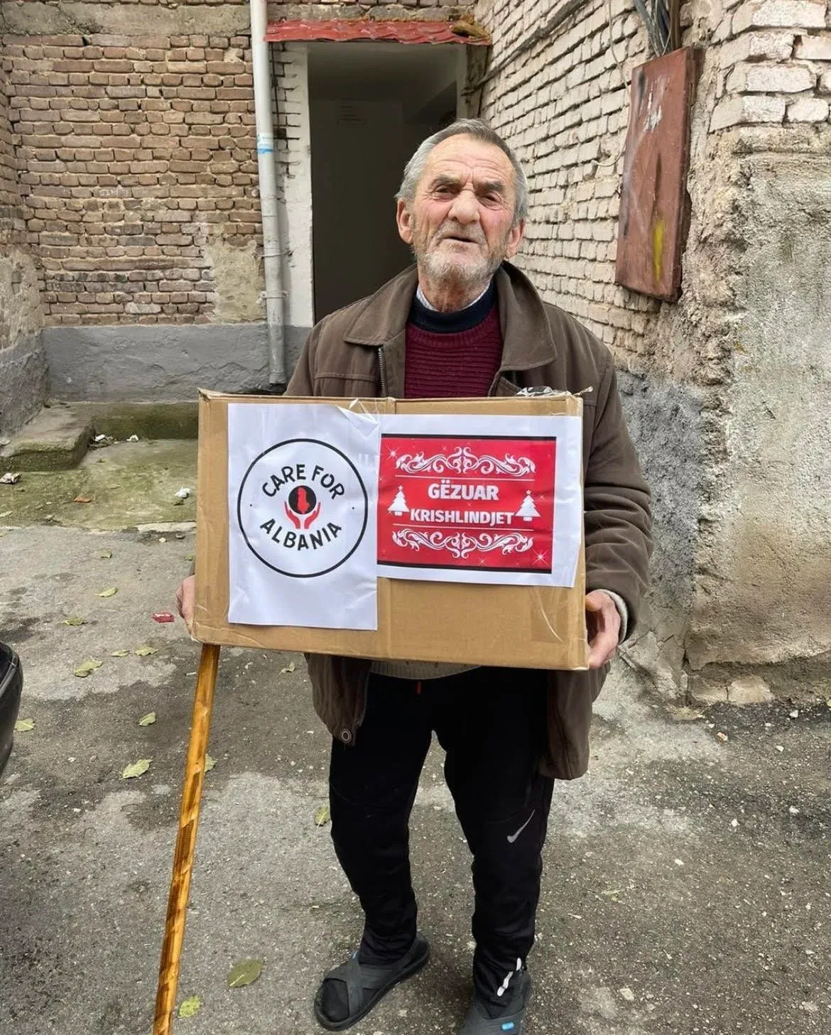 Një mjeke ose infermiere duke kontrolluar tensionin e gjakut të një burri të moshuar, simbol i kujdesit parësor dhe kontrolleve të rregullta.