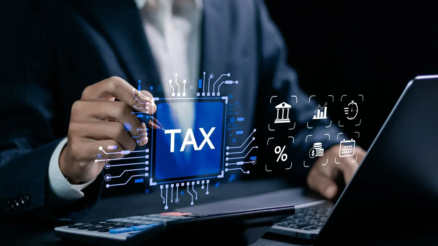 Një person biznesi ndërvepron me një ekran virtual që shfaq fjalën 'TAX' dhe ikona dixhitale shërbimesh publike.