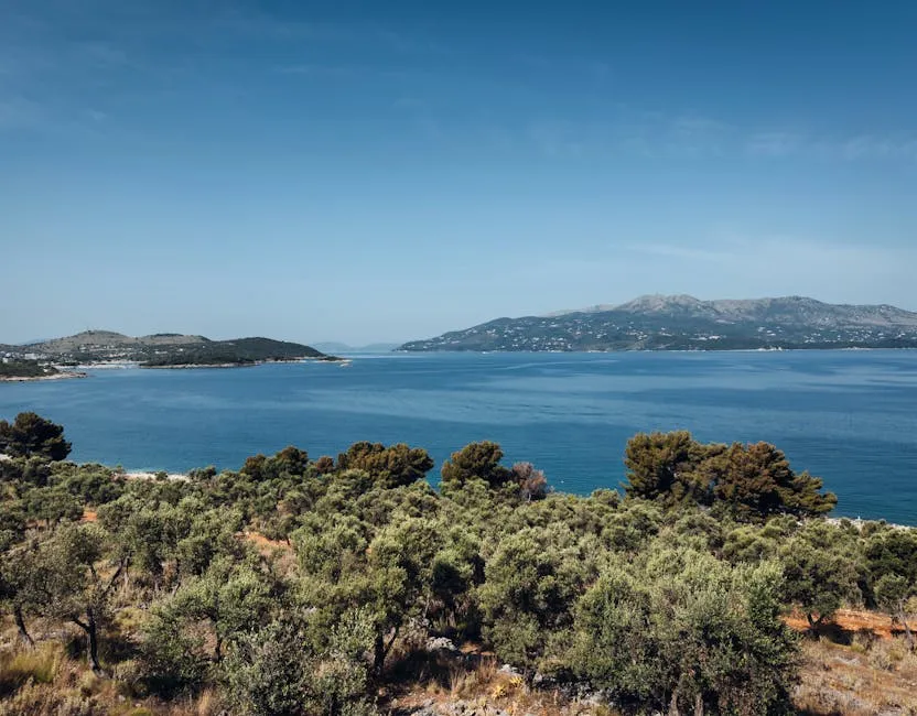 Pamje bregdetare mesdhetare me bimësi dhe ujëra blu