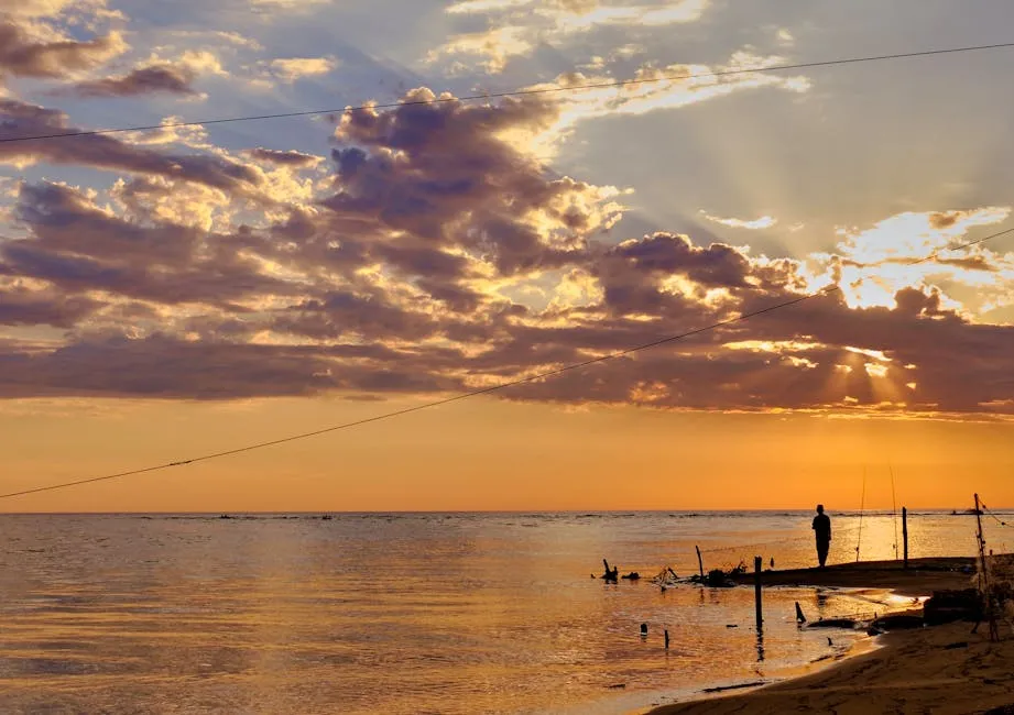 Person i lodhur duke punuar në kompjuter me shenja lodhje dhe stresi