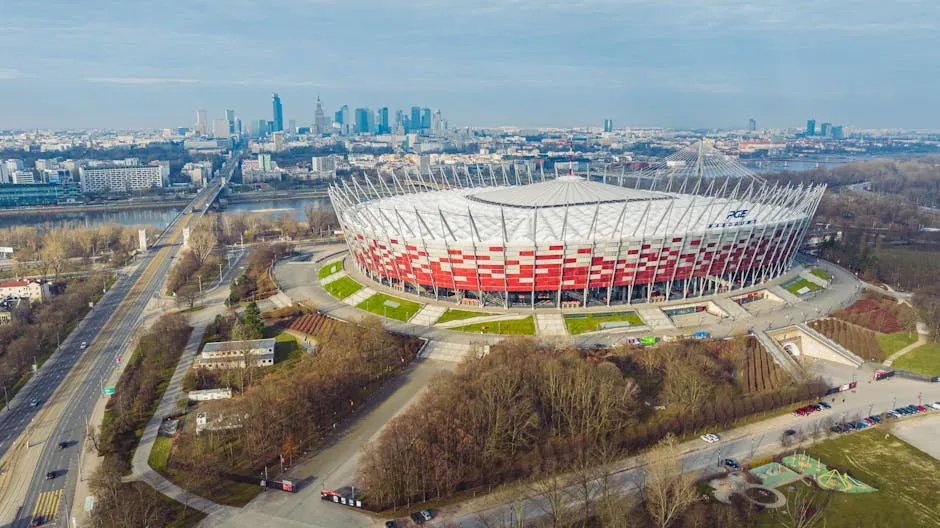 Pamje ajrore e stadiumit PGE Narodowy në Varshavë me qytetin në sfond