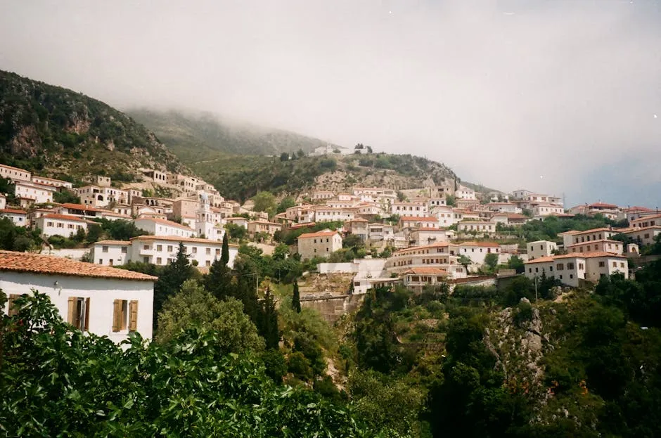 Qyteti malor i Dhërmiut, me shtëpi me çati tjegullash në shpatin e malit