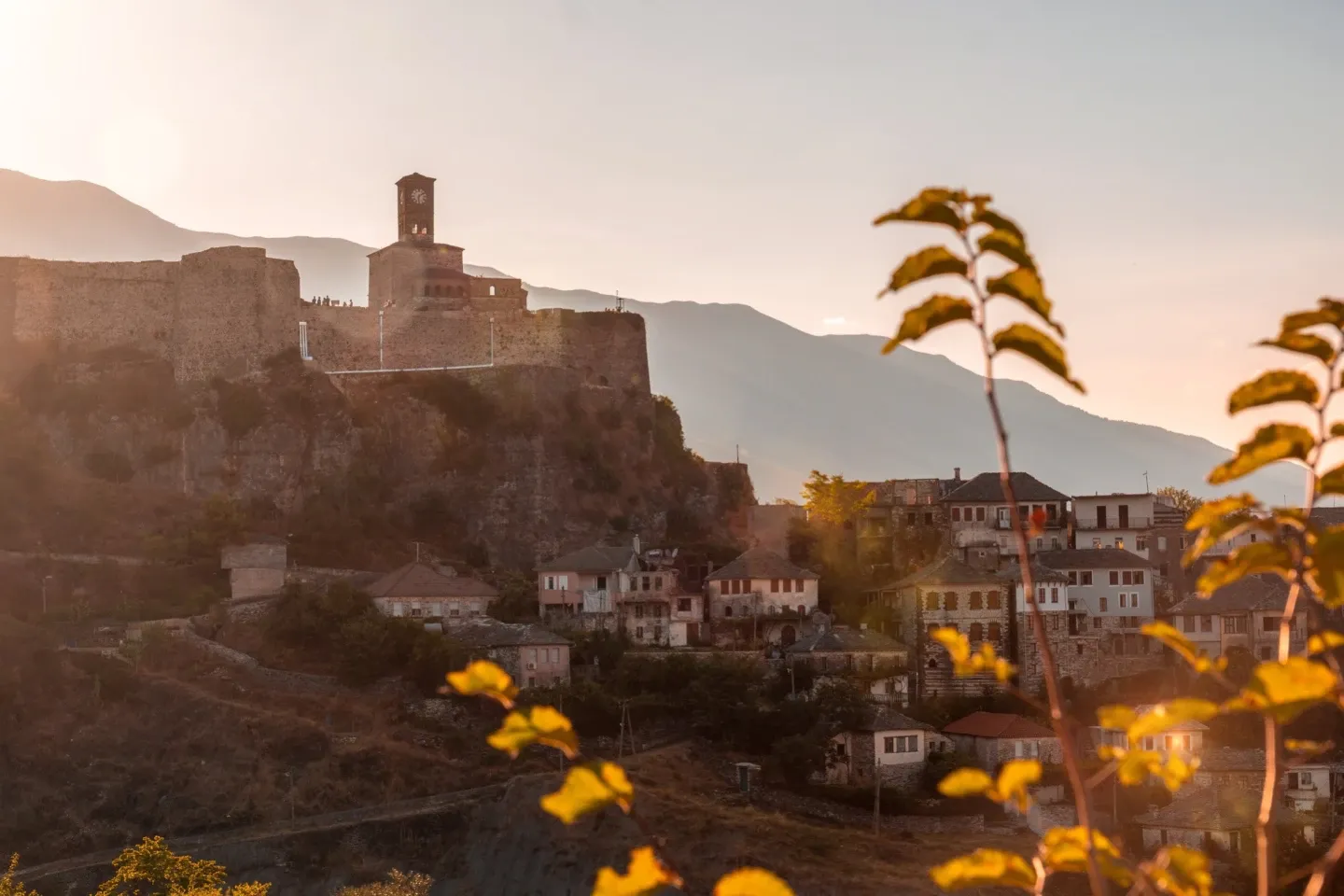 Qytet historik shqiptar me kala në kodër në perëndim të diellit, duke pasqyruar qëndrueshmërinë dhe potencialin turistik.
