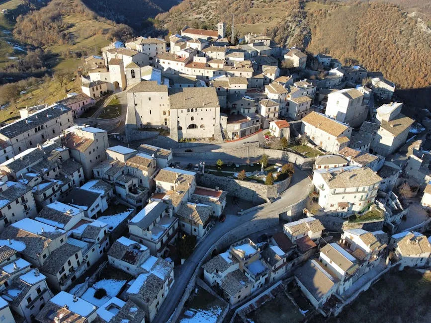 Pamje ajrore e një qyteti historik me çati guri në dimër